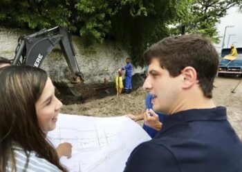 O prefeito João Campos durante vistoria de obras de drenagem no Recife