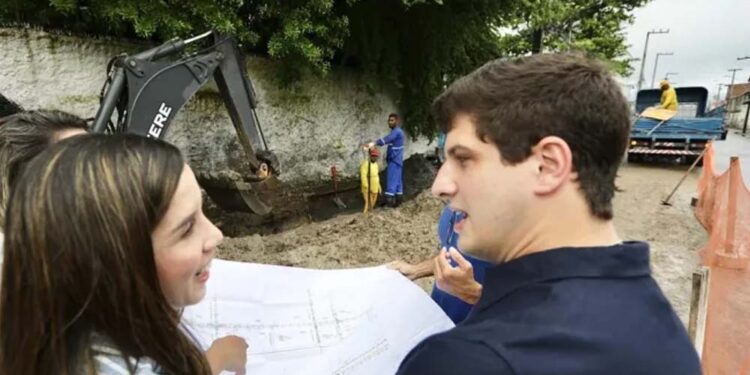 O prefeito João Campos durante vistoria de obras de drenagem no Recife