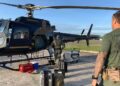 Policiais federais carregam helicóptero com drones