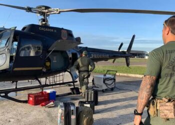 Policiais federais carregam helicóptero com drones