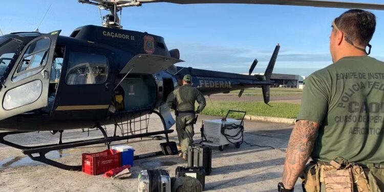 Policiais federais carregam helicóptero com drones