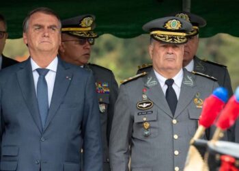 O ex-presidente Jair Bolsonaro e o então comandante do Exército Freire Gomes