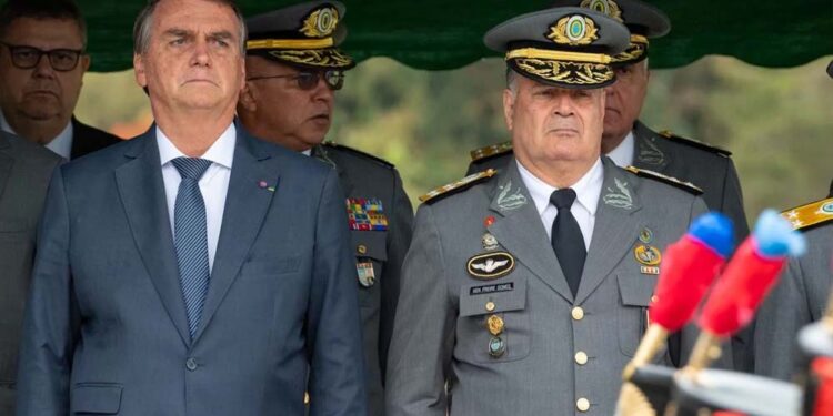 O ex-presidente Jair Bolsonaro e o então comandante do Exército Freire Gomes