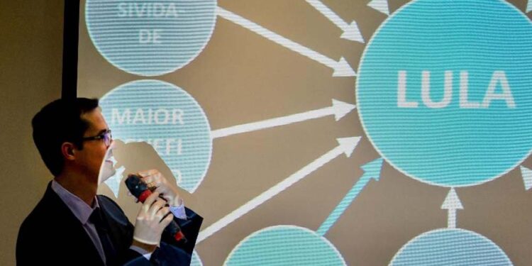 Deltan Dallagnol e o emblemático PowerPoint sobre Lula