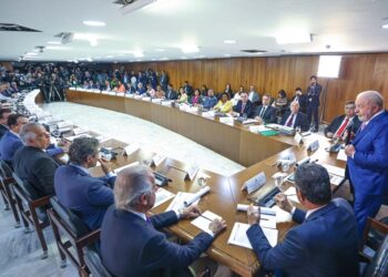 O presidente Lula e ministros no Palácio do Planalto