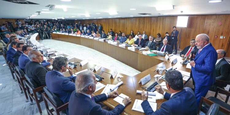 O presidente Lula e ministros no Palácio do Planalto
