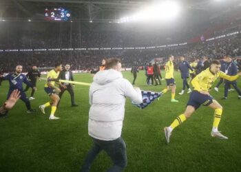 Torcida do Trabzonspor invade campo e briga com atletas do Fenerbahçe após derrota