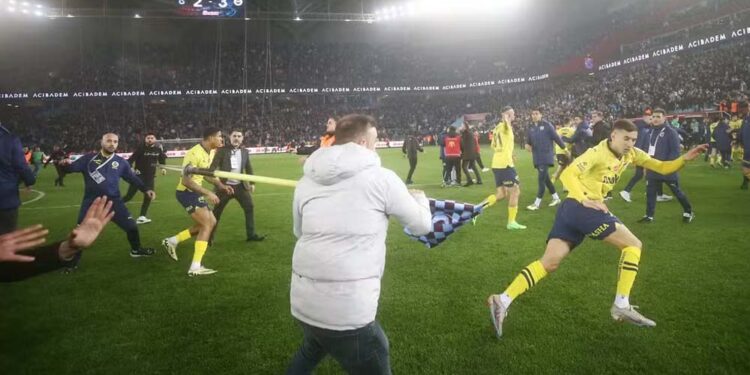 Torcida do Trabzonspor invade campo e briga com atletas do Fenerbahçe após derrota