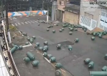 Botijões de gás rolam ladeira abaixo e carro desce de ré para escapar de ser atingido