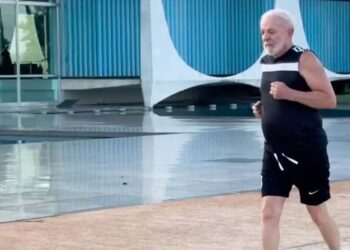 Presidente Lula durante exercícios no Palácio do Planalto