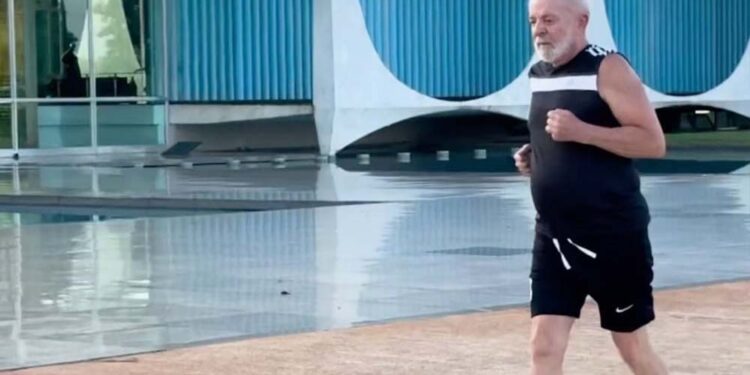 Presidente Lula durante exercícios no Palácio do Planalto