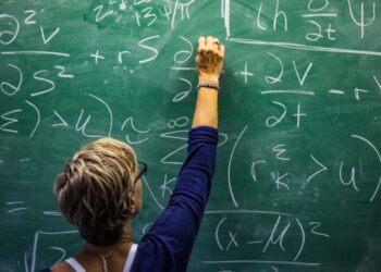 Professora tem fotos íntimas vazadas.