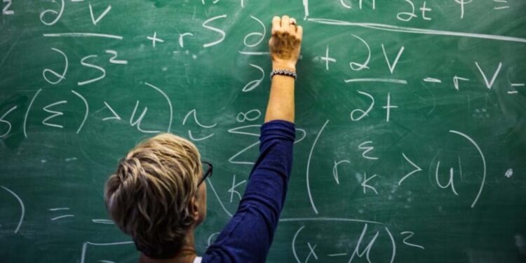 Professora tem fotos íntimas vazadas.