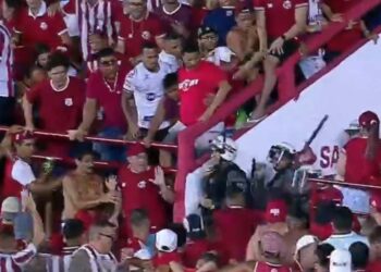 Pancadaria generalizada da torcida do Timbu com a força militar gerou confusão enquanto a bola rolava