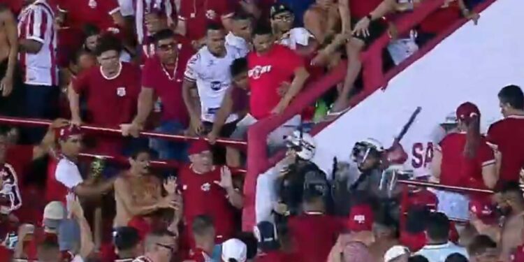 Pancadaria generalizada da torcida do Timbu com a força militar gerou confusão enquanto a bola rolava