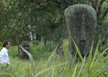 O empresário Roberto Viana, dono da Petra Energia, observa esculturas de pedra no Santuário