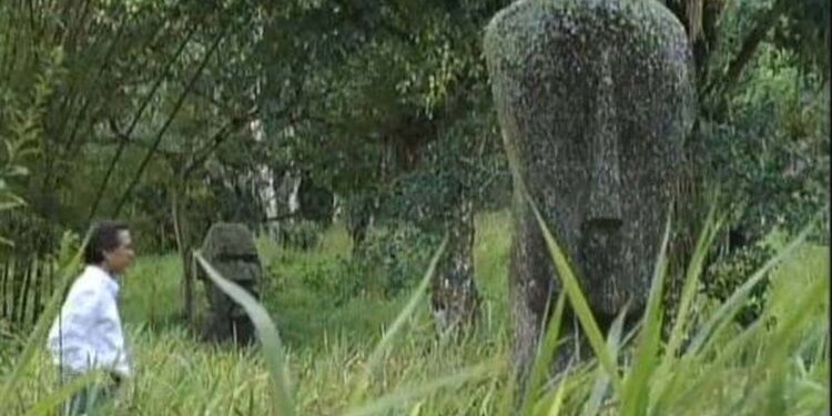 O empresário Roberto Viana, dono da Petra Energia, observa esculturas de pedra no Santuário