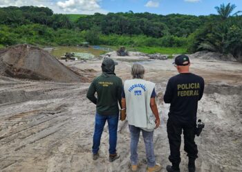 Agentes da PF durante operação Areia Legal, em Goiana (PE)
