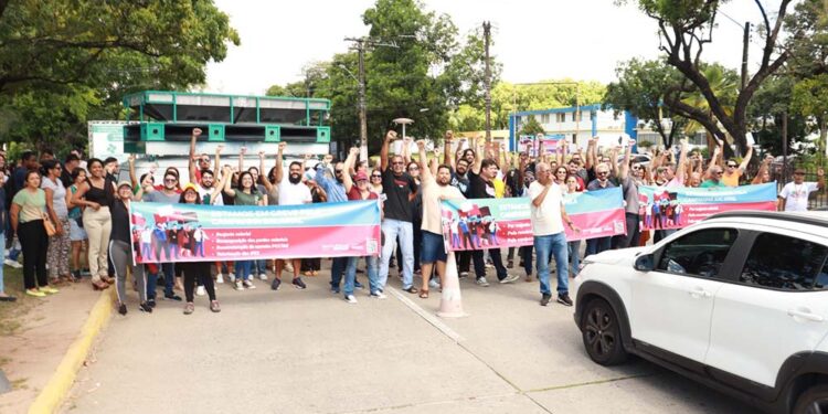 Técnicos administrativos cerram os punhos em protesto na UFPE