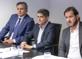 Efraim Filho (PB), ACM Neto (BA) e Antônio Rueda (SP) na reunião de hoje