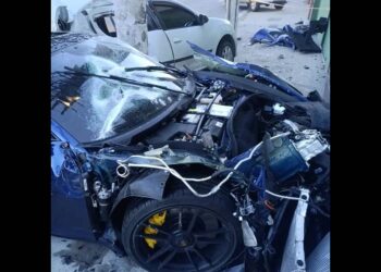 Dianteira de carro de luxo ficou completamente destruída