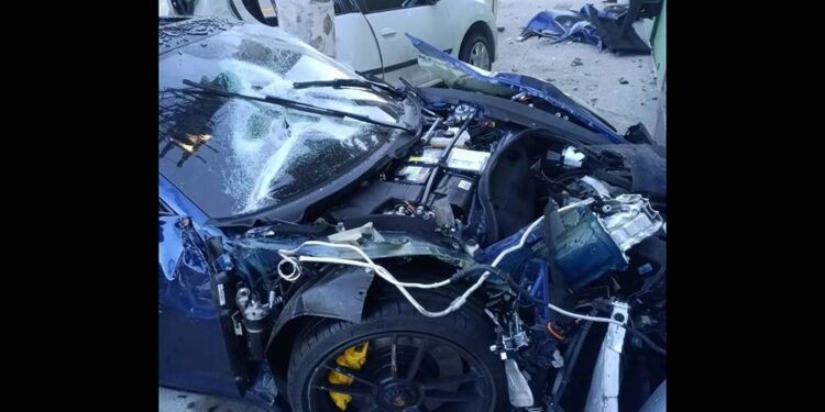 Dianteira de carro de luxo ficou completamente destruída