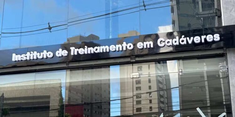 Instituto de treinamento em anatomia humana gera polêmica no Recife.