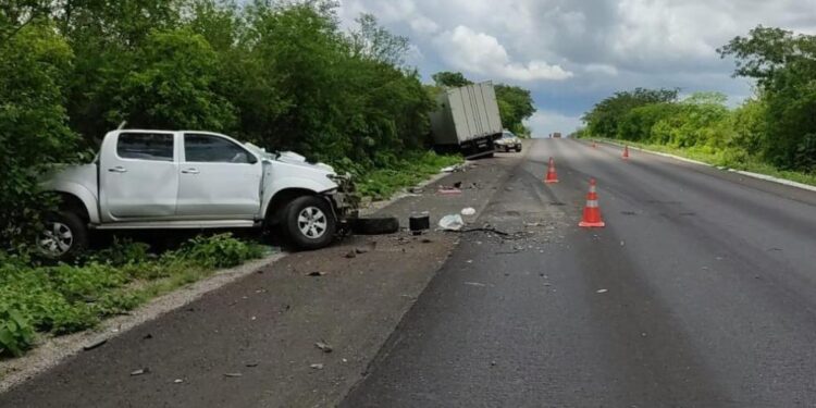 Acidente fatal na BR-116: colisão entre caminhonete e caminhão deixa um morto e dois feridos em Salgueiro.