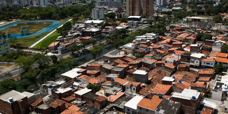 Bairro de Boa Viagem, no Recife, é marcado por alta desigualdade social em seu território.
