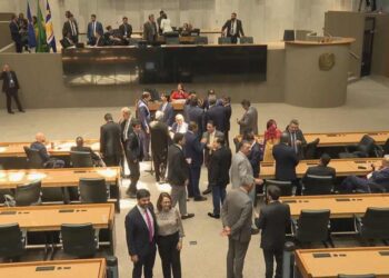 Governadora de Pernambuco enfrenta desafios de governabilidade na Assembleia Legislativa.