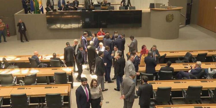 Governadora de Pernambuco enfrenta desafios de governabilidade na Assembleia Legislativa.