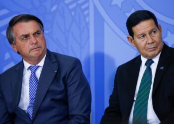 Senador Hamilton Mourão critica fim do governo Bolsonaro e defende general Freire Gomes.