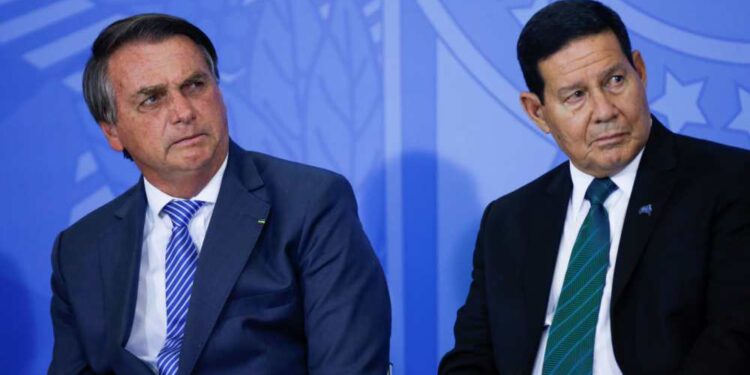 Senador Hamilton Mourão critica fim do governo Bolsonaro e defende general Freire Gomes.