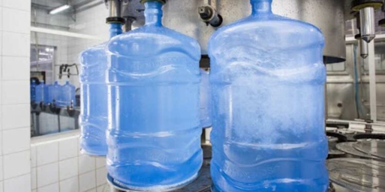 Empresas de água mineral no Recife e Paulista autuadas por infrações sanitárias e fiscais.