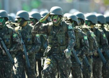 Participação das Forças Armadas nas comemorações dos 487 anos do Recife gera debates e divisão de opiniões.