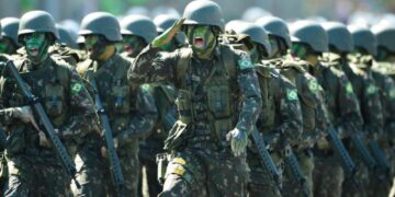 Participação das Forças Armadas nas comemorações dos 487 anos do Recife gera debates e divisão de opiniões.