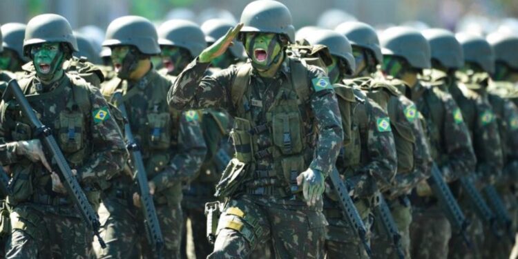 Participação das Forças Armadas nas comemorações dos 487 anos do Recife gera debates e divisão de opiniões.