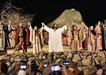 Paixão de Cristo de Nova Jerusalém emociona público em pré-estreia com presença de autoridades e influenciadores.