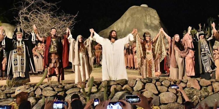 Paixão de Cristo de Nova Jerusalém emociona público em pré-estreia com presença de autoridades e influenciadores.