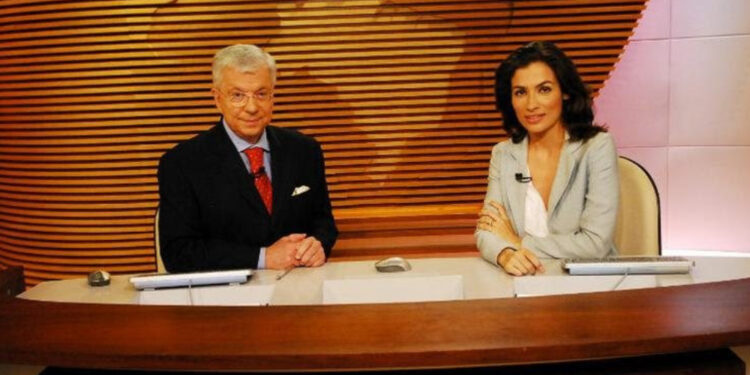 O jornalista Renato Machado ao lado de Renata Vasconcelos apresentando o Bom dia Brasil.