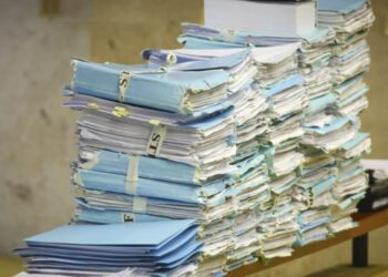 Imobiliária Imobi descumpre ordem judicial e deixa clientes sem indenização.