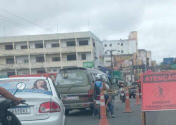 Obras causam bagunças no transito da cidade.