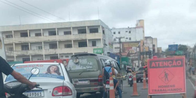 Obras causam bagunças no transito da cidade.