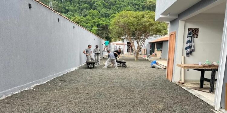 Empreiteiro envolvido na reforma da casa de praia de Bolsonaro vence licitações milionárias ligadas ao governo de Cláudio Castro.