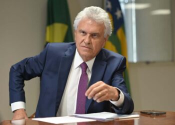 Ronaldo Caiado nega envolvimento em caso de assassinato e promete ação judicial contra deputado.