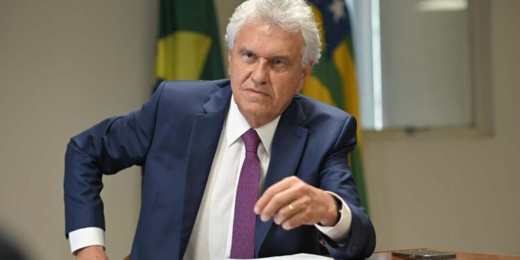 Ronaldo Caiado nega envolvimento em caso de assassinato e promete ação judicial contra deputado.