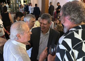 Ao centro, o ministro Márcio Macêdo (Secretaria Geral) conversa com Zé Dirceu (esq.)