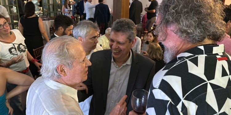 Ao centro, o ministro Márcio Macêdo (Secretaria Geral) conversa com Zé Dirceu (esq.)