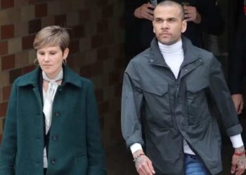 Daniel Alves deixa prisão após conseguir liberdade provisória depois de ser condenado por estupro.