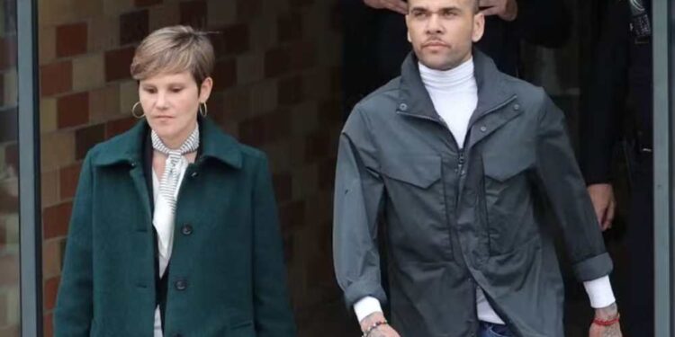 Daniel Alves deixa prisão após conseguir liberdade provisória depois de ser condenado por estupro.